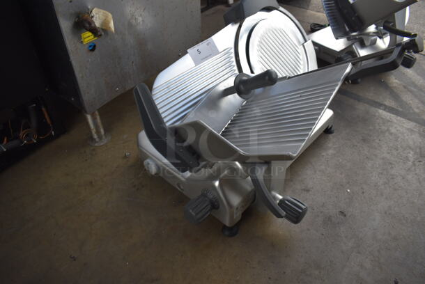 BRAND NEW SCRATCH AND DENT! 2023 Hobart Centerline EDGE14-11 Stainless Steel Commercial Countertop Meat Slicer w/ Blade Sharpener. Backside Knob is Broken. 115 Volts, 1 Phase. Tested and Working! - Image 2 of 5