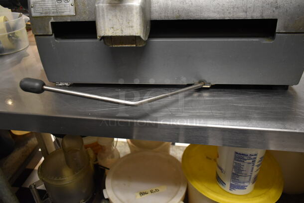 Hobart 2712 Stainless Steel Commercial Countertop Automatic Meat Slicer w/ Blade Sharpener. 115 Volts, 1 Phase. Tested and Working! (kitchen) - Image 7 of 9