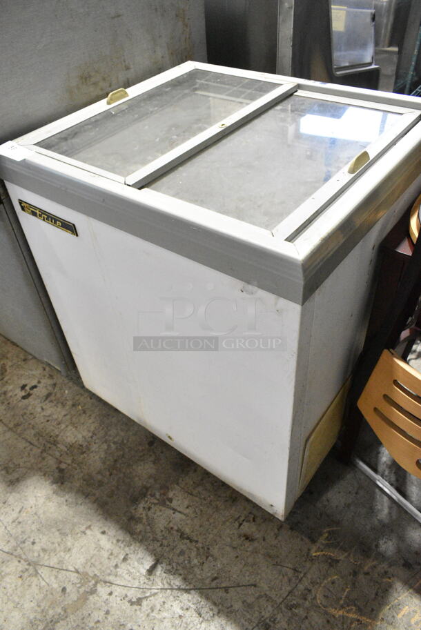 True TFM-29FL Metal Chest Freezer Merchandiser. Right Door Does Not Move. 115 Volts, 1 Phase. Tested and Working! - Image 2 of 6