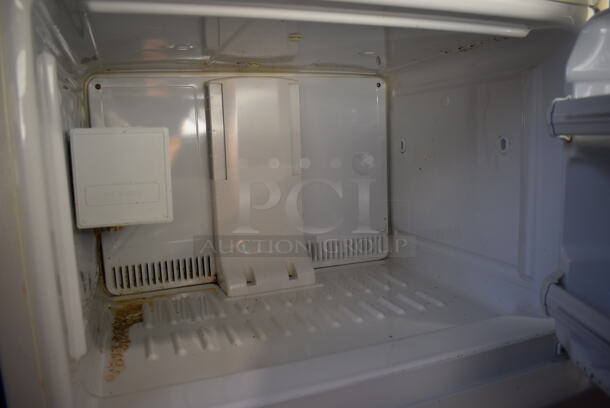 General Electric GTS15BCRFRCC Metal Cooler Freezer Combo Unit. 110-127 Volts, 1 Phase. 28x29x62. Tested and Working! - Image 3 of 7