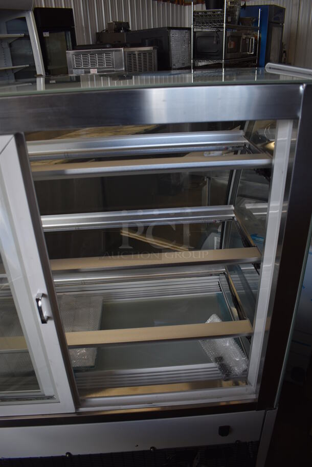 BRAND NEW SCRATCH AND DENT! Avantco 193BCTD48W Stainless Steel Commercial Floor Style 3-Shelf Curved Glass Dry Bakery Display Case w/ LED Lighting on Commercial Casters. 110-120 Volts, 1 Phase. Tested and Working! - Image 4 of 7