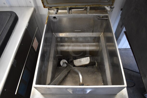 Henny Penny Model 600 Stainless Steel Commercial Floor Style  Natural Gas Powered Pressure Fryer on Commercial Casters. 80,000 BTU. 18x38.5x44. - Image 5 of 8