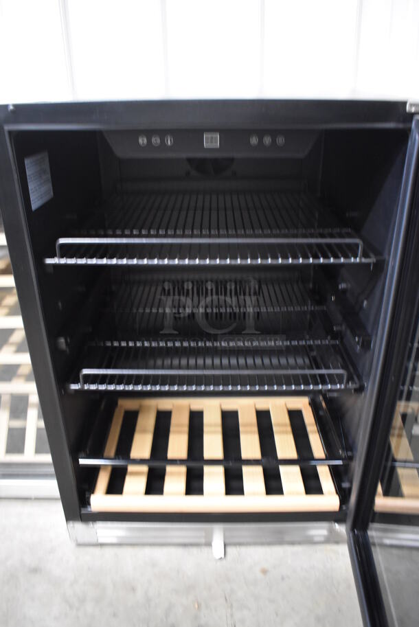 BRAND NEW SCRATCH AND DENT! Avanti BCF54S3S Metal Commercial Mini Cooler Merchandiser. 115 Volts, 1 Phase. 23.5x23.5x33. Tested and Working! - Image 4 of 6