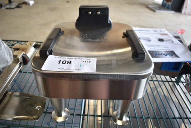 BRAND NEW SCRATCH AND DENT! 2023 Bunn 27825.0200 1SH STAND Infusion Series Stainless Steel Soft Heat Single Server Docking Stand. 120 Volts, 1 Phase.  - Image 2 of 4