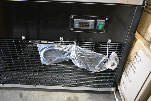 BRAND NEW SCRATCH AND DENT! Avantco 193BC72HCB 72" Curved Glass Black Refrigerated Bakery Display Case. See Pictures for Side Glass Damage. 110-120 Volts, 1 Phase. Tested and Working! - Image 10 of 11