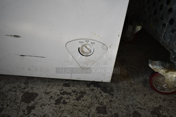 Vissani MDCF7WH Metal Chest Freezer w/ Hinge Lid. 115 Volts, 1 Phase. Tested and Working! - Image 5 of 6
