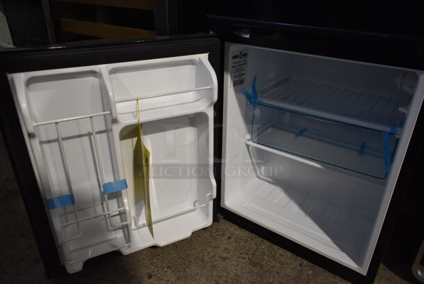 BRAND NEW SCRATCH AND DENT! Snack Mate 3.1SM5R 3.1 cu. ft. Compact Refrigerator with a Zero-Degree Freezer, 1 Shelf, 1 Crisper Drawer, 2 Door Bins and SMM-7TP Microwave attached. 115 Volts, 1 Phase. Tested and Working! - Image 8 of 9