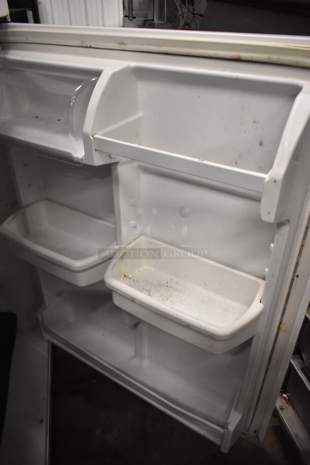 Whirlpool ET1MHKXMQ05 Metal Cooler Freezer Combo Unit. 115 Volts, 1 Phase. Tested and Powers On But Does Not Get Cold - Image 5 of 6