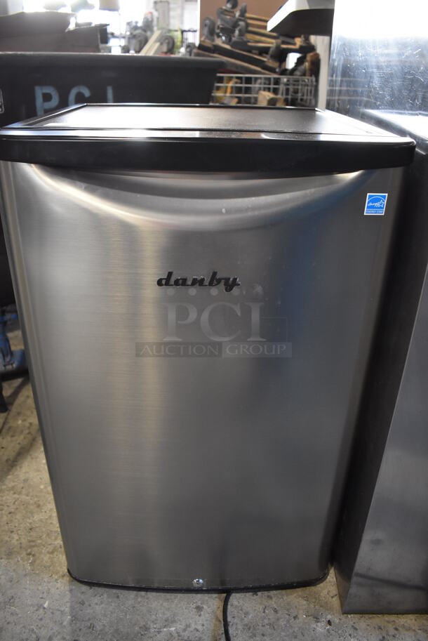 Danby DAR044A6BSLDBO Mini Cooler. 115 Volts, 1 Phase. 20.5x21.5x33.5. Tested and Working! - Image 1 of 8