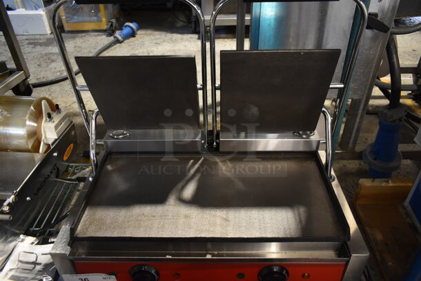 BRAND NEW SCRATCH AND DENT! Avantco 177P85S Stainless Steel Commercial Countertop Double Panini Press. 120 Volts, 1 Phase. Tested and Working! - Image 4 of 5