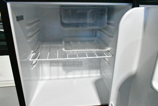 RSD-16H Mini Cooler. 115 Volts, 1 Phase. Tested and Powers On But Does Not Get Cold - Image 2 of 5
