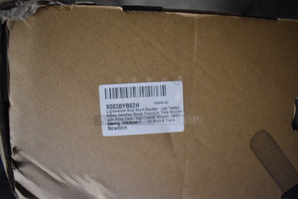 IN ORIGINAL BOX! Hurtle Pro HURTUN20 Stunt Scooter. Stock Picture Used as Gallery - Image 5 of 6