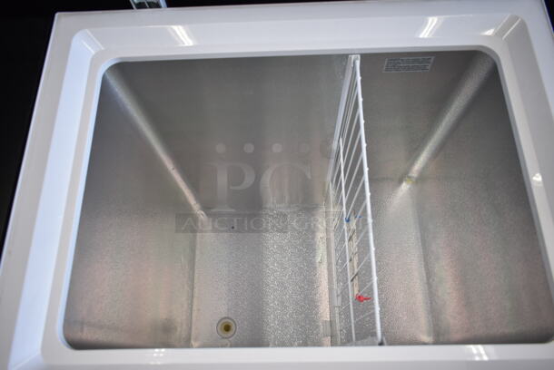 Magic Chef HMCF5W4 Metal Commercial Freezer w/ Hinge Lid. 115 Volts, 1 Phase. Tested and Working! - Image 2 of 6