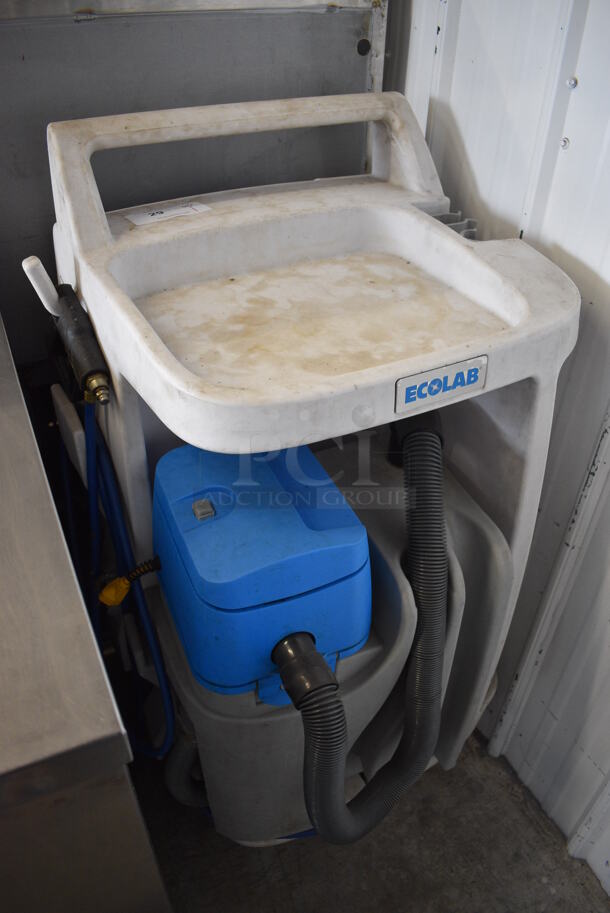 Ecolab Portable Cleaning Station w/ Vacuum on Commercial Casters. 25x27x43 - Image 2 of 7