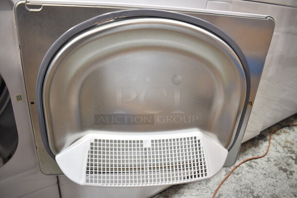 BRAND NEW SCRATCH AND DENT! Speed Queen DF7004WE 7 cu. ft. 27" Front Load Electric Dryer with Front Control, Pet Plus, and Steam - Free Use - Image 4 of 7