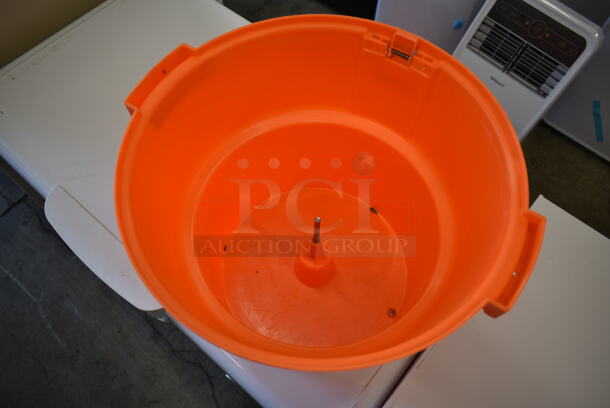 Orange Poly Lettuce Spinner Salad Spinner. - Image 6 of 6