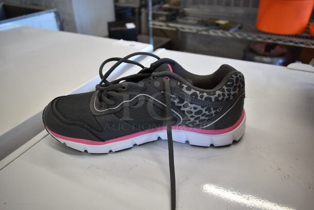 IN ORIGINAL BOX! Eve Lesley Size 11 Wide Sneakers. - Image 3 of 6