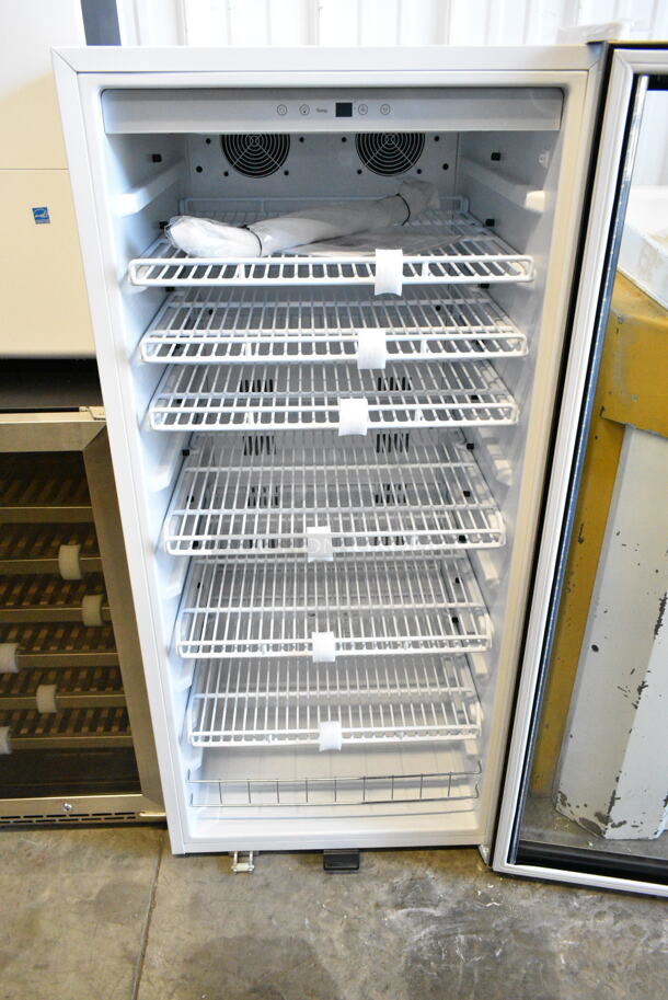 BRAND NEW SCRATCH AND DENT! Whynter CBM-1060XLW 10.6 cu. ft. Commercial Beverage Merchandiser. 115 Volts, 1 Phase. Tested and Working! - Image 4 of 5