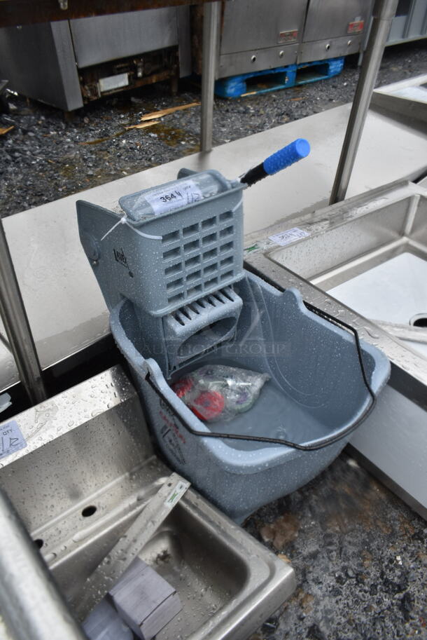 BRAND NEW SCRATCH AND DENT! Lavex 274MOPBCKTGY 35 Qt. Gray Mop Bucket & Side Press Wringer Combo - Image 3 of 5