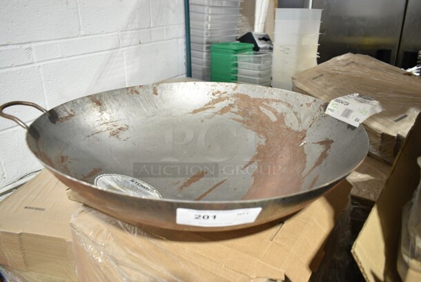 BRAND NEW SCRATCH AND DENT! 88534724 Town 34724 24" Hand Hammered Cantonese Wok - Image 2 of 6