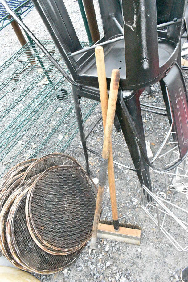 ALL ONE MONEY! Lot of Various Items Including 5 Pizza Peels, 33 Metal Pizza Screen, 9 Pizza Pie Stands, Rubbermaid Pro Serve Catering Carrying Bags.  - Image 10 of 10
