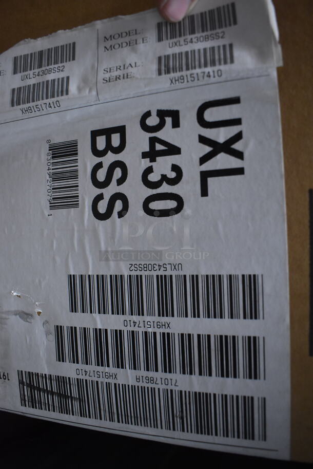 BRAND NEW SCRATCH AND DENT! Whirlpool UXL5430BSS Stainless Steel Range Hood. Stock Picture Used For Gallery Picture. - Image 3 of 4