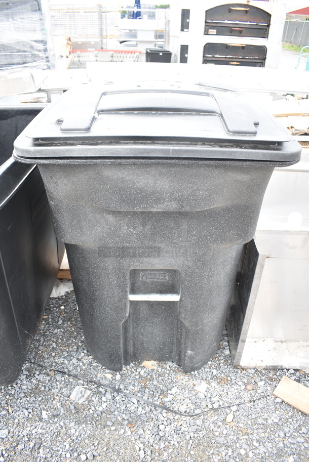 BRAND NEW SCRATCH AND DENT! Gray Poly Toter Trash Can w/ Lid.  - Image 2 of 6