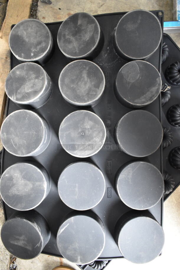 ALL ONE MONEY! Lot of BRAND NEW SCRATCH AND DENT! Various Items Including Vollrath 5220 Wear-Ever Aluminum Bun/Sheet Pan - 1/4 Size, 16 Gauge, Curled Rim, 9 1/2" x 13", 2 Box Safco 4161 Satin Metal Three-Peg Coat Hook / Wall Rack, Avantco 3.5 Liter Stainless Steel Lined Airpot with Lever, 423PDW12D2S Rack for Warmer, Cecilware Stainless Steel Beverage Holder.  - Image 5 of 12