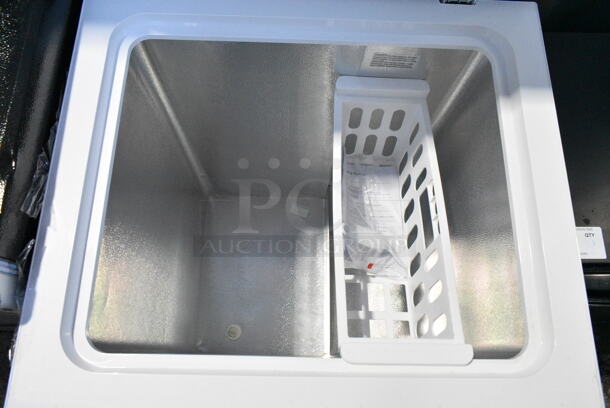 Thomson TFRF520-B-SM Metal Chest Freezer w/ Hinge Lid. 115 Volts, 1 Phase. Tested and Working! - Image 4 of 6