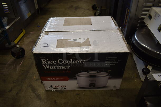 BRAND NEW IN BOX! Avantco 177RCA124 Stainless Steel Electric Countertop 124 Cup Rice Cooker/Warmer With Scooper and Cup. 240V. Tested And Working!  - Image 5 of 5