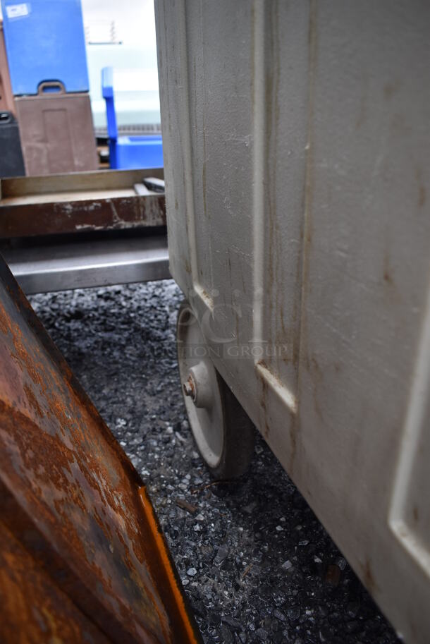 Cambro Tan Poly Insulated Food Carrying Case on Commercial Casters. 25.5x33.5x37 - Image 6 of 7