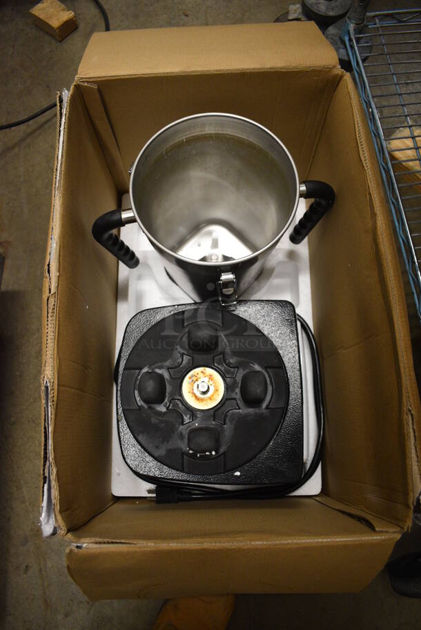 IN ORIGINAL BOX! 2019 AvaMix 928BX1GRG Metal Commercial Countertop Blender w/ Stainless Steel Pitcher. 120 Volts, 1 Phase. 10x10x21. Tested and Powers On But Parts Do Not Move - Image 3 of 9