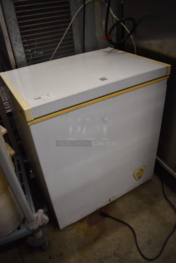 Sears 253.12502410 Chest Freezer. 115 Volts, 1 Phase. 29x21x32.5. Tested and Working! - Image 2 of 5