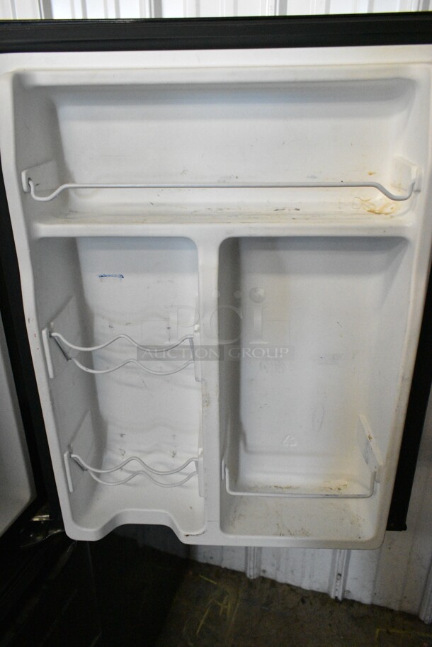 Whirlpool WH27S1E Metal Mini Cooler. 115 Volts, 1 Phase. Tested and Powers On But Does Not Get Cold - Image 4 of 6