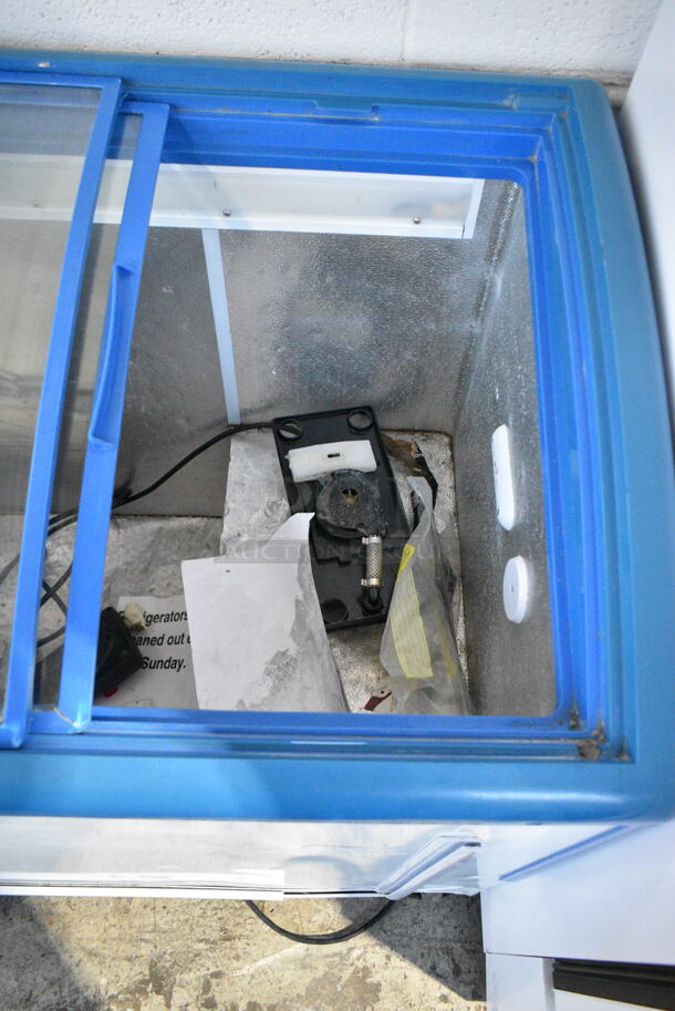 XS-208 Metal Chest Freezer Merchandiser on Commercial Casters. 115 Volts, 1 Phase. Tested and Working! - Image 4 of 6