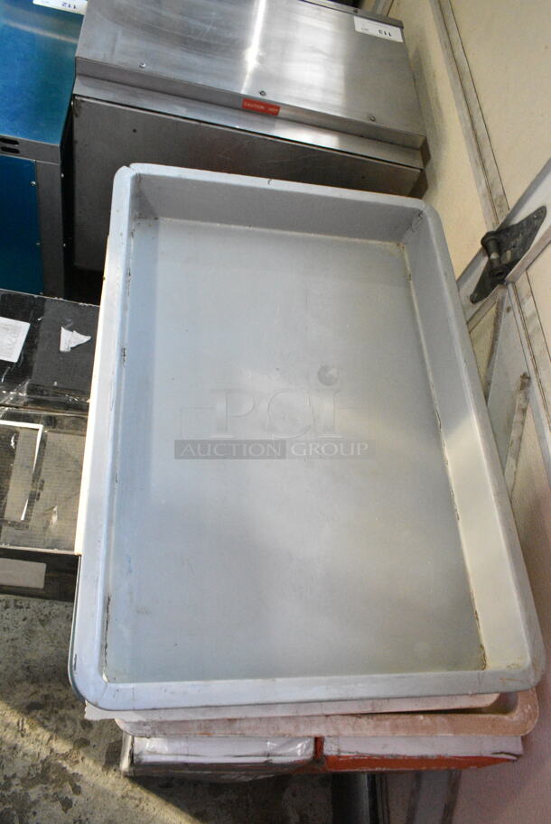 ALL ONE MONEY! Lot of Various Metal Items Including Baking Pans and Round Pizza Pans.  - Image 4 of 7