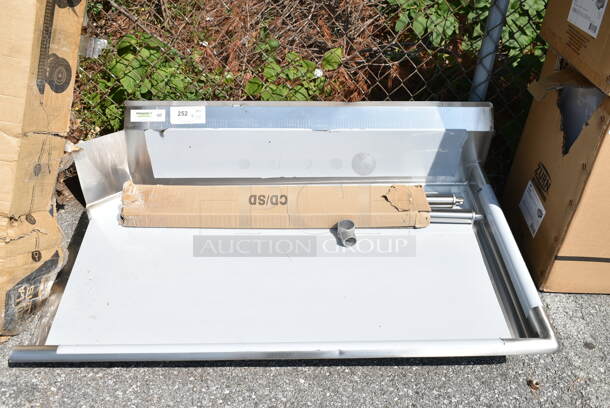 BRAND NEW SCRATCH AND DENT! Regency 600CDT48R 16 Gauge 4' Clean Dish Table - Right Drainboard - Image 2 of 5
