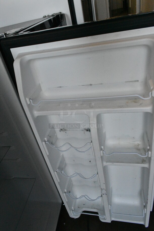 Galanz GLR33MBKE23 Metal Mini Cooler. 115 Volts, 1 Phase. Tested and Powers On But Does Not Get Cold - Image 3 of 5