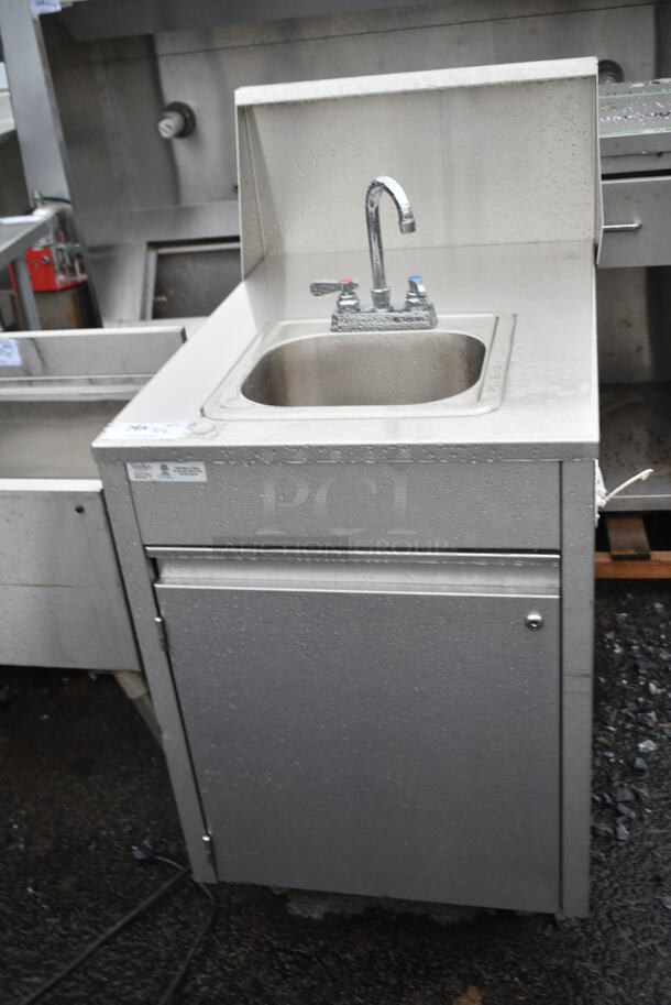 QualServ WMSC24MS Stainless Steel Commercial Single Bay Portable Sink w/ Faucet and Handles on Commercial Casters. 120 Volts, 1 Phase.