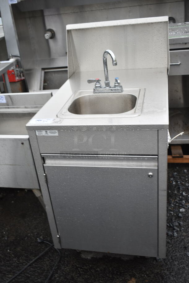 QualServ WMSC24MS Stainless Steel Commercial Single Bay Portable Sink w/ Faucet and Handles on Commercial Casters. 120 Volts, 1 Phase. - Image 1 of 10
