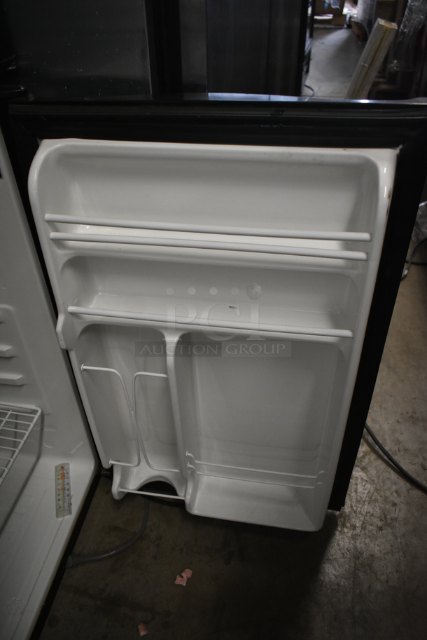 General Electric GE WMR04BAPBBB Metal Mini Cooler. 115 Volts, 1 Phase. Tested and Powers On But Does Not Get Cold - Image 3 of 4