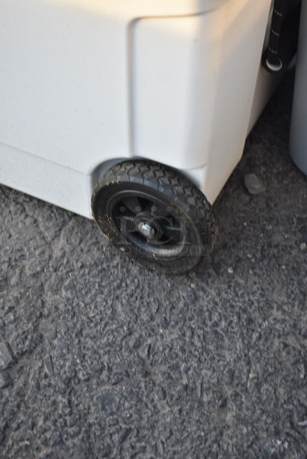 BRAND NEW SCRATCH AND DENT! CaterGator CG200WHW White 210 Qt. Mobile Rotomolded Extreme Outdoor Cooler / Ice Chest - Image 3 of 6