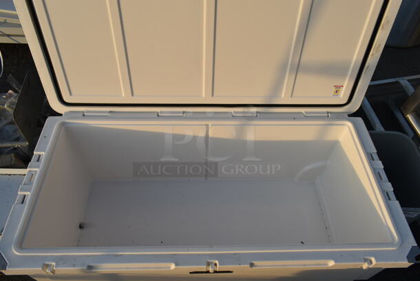 BRAND NEW SCRATCH AND DENT! CaterGator CG200WHW White 210 Qt. Mobile Rotomolded Extreme Outdoor Cooler / Ice Chest - Image 5 of 6