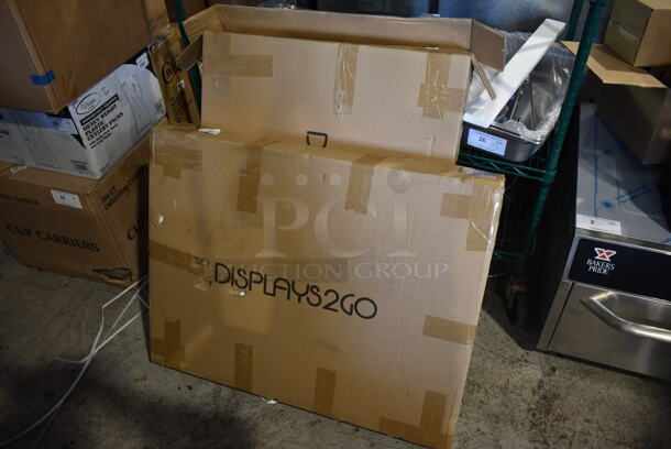 2 BRAND NEW IN BOX! Displays2Go SMSDSAMB1 Sneeze Guard / Hygiene Barrier. 2 Times Your Bid! - Image 1 of 4