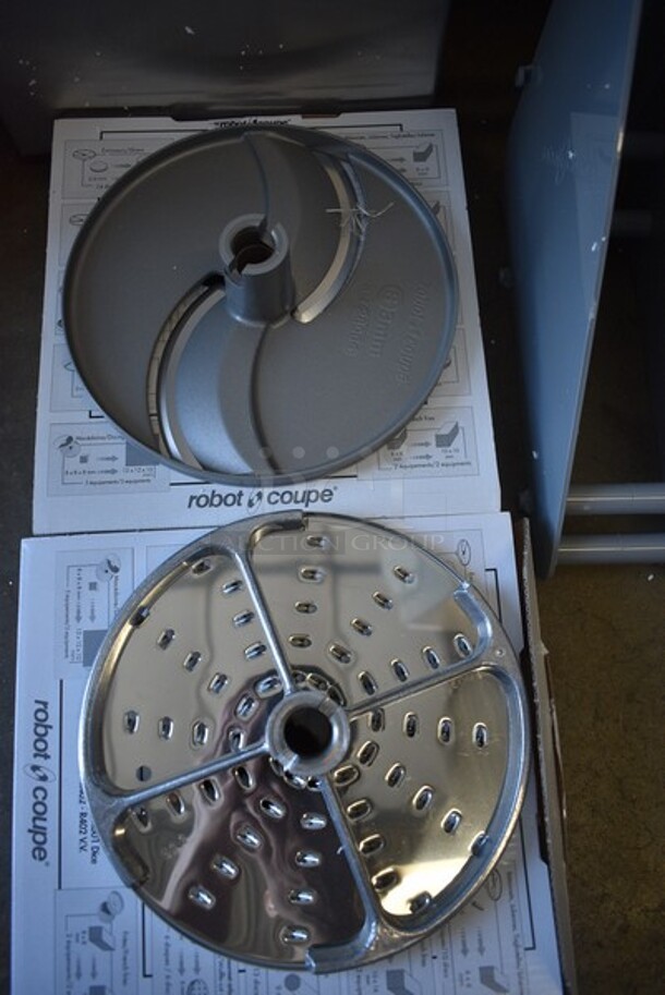 BRAND NEW IN BOX! Robot Coupe Model CL50 U Series E Metal Commercial Countertop Continuous Feed Food Processor w/ 2 Gray Poly Blade Holders, 28058 Grater Blade and 28064W Slicing Blade. 120 Volts, 1 Phase. 14x12x24. Tested and Working! - Image 5 of 11