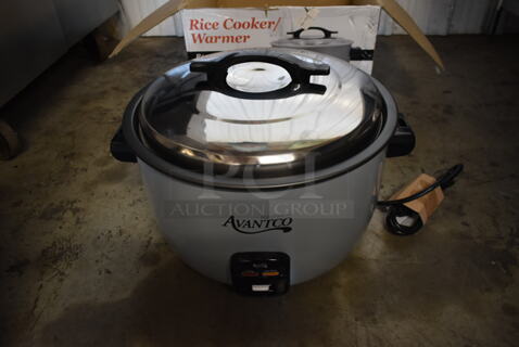 BRAND NEW SCRATCH AND DENT! Avantco 177RCA90 Stainless Steel Commercial Countertop Electric Powered 90 Cup Rice Cooker. 240 Volts, 1 Phase. 