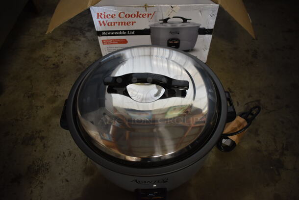 BRAND NEW SCRATCH AND DENT! Avantco 177RCA90 Stainless Steel Commercial Countertop Electric Powered 90 Cup Rice Cooker. 240 Volts, 1 Phase.  - Image 3 of 7