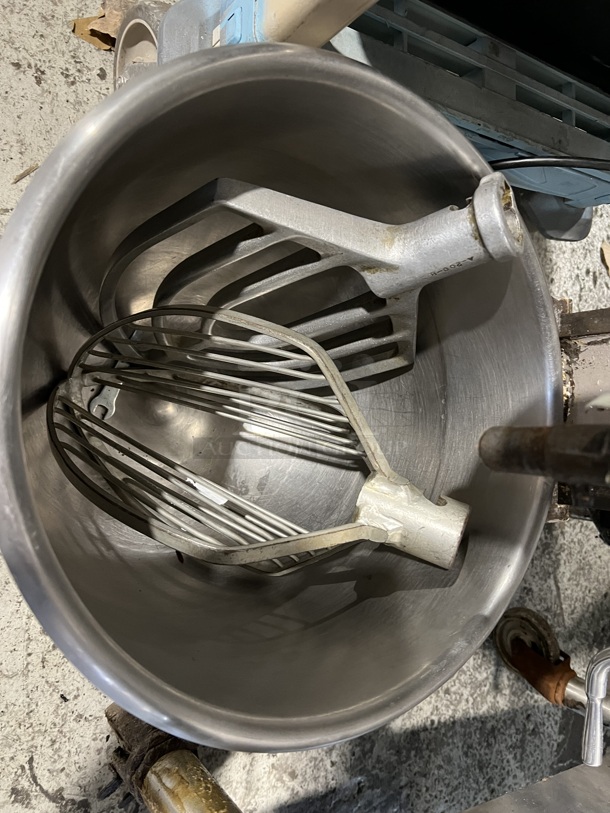Hobart A-200 Metal Commercial 20 Quart Planetary Dough Mixer w/ Stainless Steel Mixing Bowl, Paddle and Paddle Whisk Attachments. 115 Volts, 1 Phase. 18x20x30. Tested and Working! - Image 4 of 7