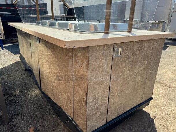 9FT 5 WELLS HOT BUFFET TABLE WITH SNEEZE GUARD AND (2) PLATE HOLDER ON CASTERS 110X46X34 SOLD AS IS! - Image 7 of 7
