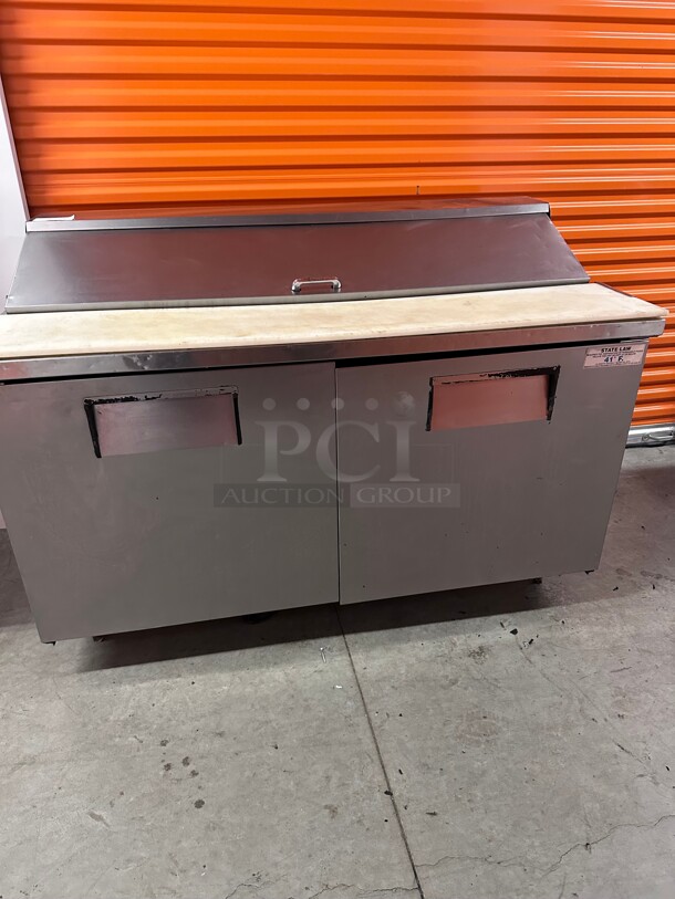 Working! True TSSU-60-16 - Sandwich/Salad Prep Table, (16) pans, (2) full doors, stainless steel front 115 Volt NSF Tested and Working! - Image 3 of 9